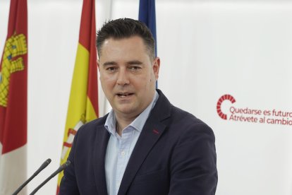 El secretario de Organización del PSOE de Castilla y León, Daniel de la Rosa, presenta la Conferencia Sectorial de Cultura, que celebra la organización en Segovia el próximo sábado.