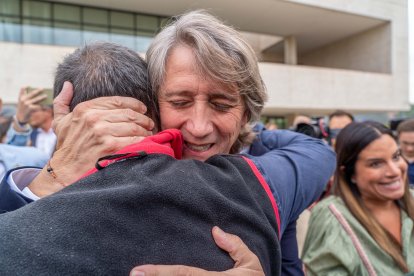 Carlos Martínez abraza a uno de los participantes en la manifestación ante las Cortes.
