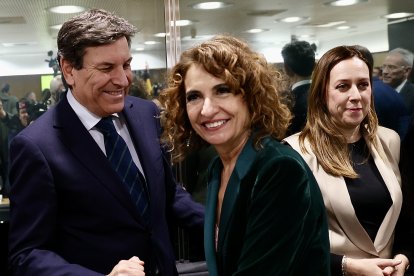 La vicepresidenta primera del Gobierno y ministra de Hacienda, María Jesús Montero, junto a Carlos Fernández Carriedo en una imagen de archivo