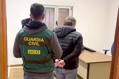 Un detenido por la Guardia Civil en una imagen de archivo