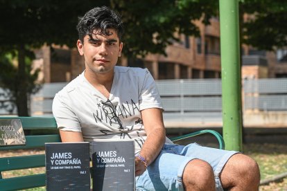 El joven escritor burgalés Marco Calle con su primer libro.