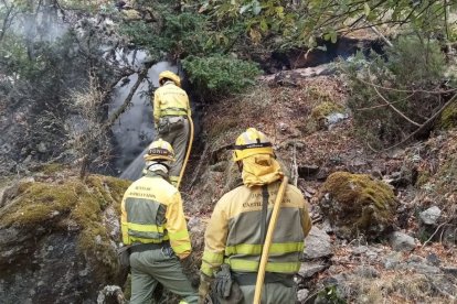 Bomberos forestales en el fuego de Porto