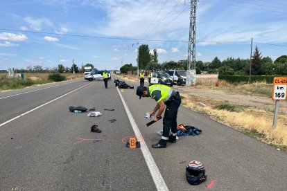 Imagen de archivo del accidente de tráfico entre dos motos y una ambulancia en la CL-605 en Zamora en el que un hombre falleció y una mujer resultó herida.