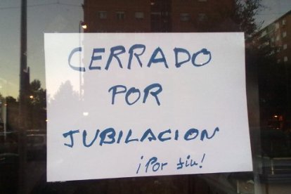 Cartel de cierre por jubilación en un establecimiento comercial