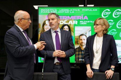 El presidente de CSIF en Castilla y León, Benjamín Castro; el presidente del Consejo de Enfermería de Castilla y León, Enrique Ruiz; y la presidenta de Confapacal, María Soledad Alegre, inician la campaña de recogida de firmas para que las Cortes aprueben la Ley de Enfermería Escolar.