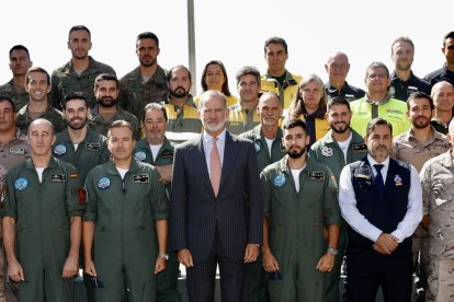 Su Majestad el Rey con una representación del personal involucrado en el dispositivo aéreo que ha participado en la extinción de los incendios forestales del pasado mes de agosto