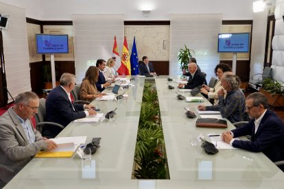 El presidente de la Junta de Castilla y León, Alfonso Fernández Mañueco, mantiene un encuentro con las organizaciones agrarias de la Comunidad y Urcacyl.