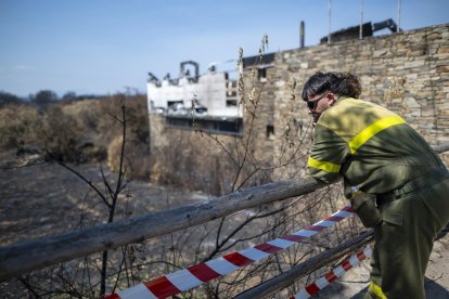 Un bombero en una zona calcinada de Las Médulas