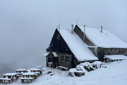 Primera nevada del año cubre el refugio Collado Jermoso en los Picos de Europa