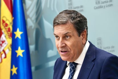 El portavoz de la Junta y consejero de Economía y Hacienda, Carlos Fernández Carriedo, comparece en rueda de prensa posterior al Consejo de Gobierno de la Junta.