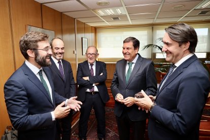 El consejero de Economía y Hacienda y portavoz, Carlos Fernández Carriedo, y el de Medio Ambiente, Vivienda y Ordenación del Territorio, Juan Carlos Suárez-Quiñones, participan en la reunión con el secretario de Estado de Energía, Joan Groizard, sobre la planificación del transporte energético en la Comunidad.