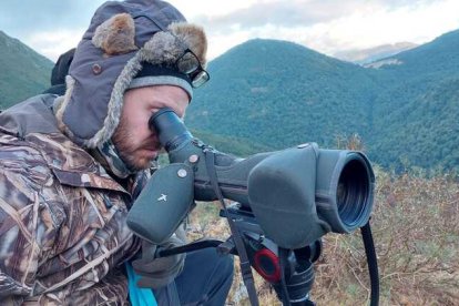 El investigador del área de Zoología de la ULE, Héctor Ruiz-Villar, estudia patrones y factores de mortalidad del lobo