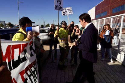 Cuatro operarios forestales se concentran durante la visita del consejero de Medio Ambiente, Vivienda y Ordenación del Territorio, Juan Carlos Suárez-Quiñones a Villadangos del Páramo (León)