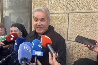 Mario Iceta con Sor Carmen, de la Federación de Clarisas y sor Amparo.