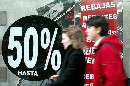 Los escaparates de las tiendas de Valladolid anuncian las rebajas de invierno