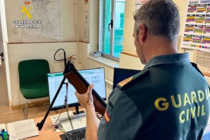 Agente de la Guardia Civil con una escopeta de perdigones.