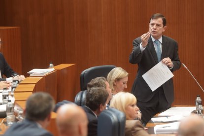Alfonso Fernández Mañueco durante su cara a cara con David Hierro.