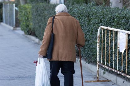 Un anciano paseando en una imagen de archivo