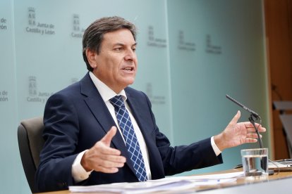 El consejero de Economía y Hacienda y portavoz, Carlos Fernández Carriedo, comparece en rueda de prensa posterior al Consejo de Gobierno.