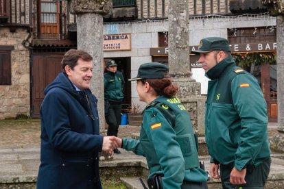 Mañueco junto a varios agentes de la Guardia Civil