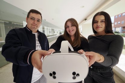 Javier Garcia, Noelia de Prado y Khadija Belaouja que han participado en el proyecto  ‘VR Banking Senior’