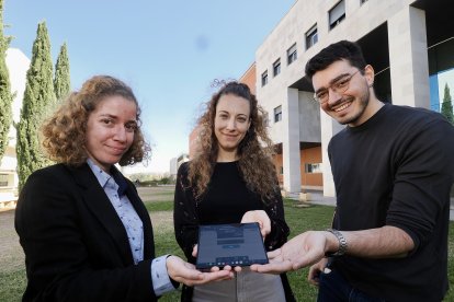 Los egresados de la UVa Mónica Sanz, Sara González y Mario Cobreros que han participado en el proyecto ‘Helpinder’De izquierda a derecha: Mónica Sanz, Sara González y Mario Cobreros
Photogenic/ Miguel Ángel Santos