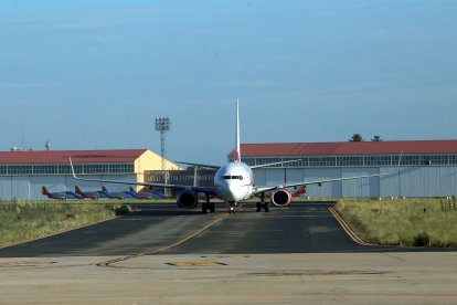 Llegada de un vuelo al aeropuerto de Villanubla