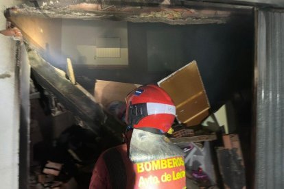 Bomberos del parque municipal de León en las labores de extinción