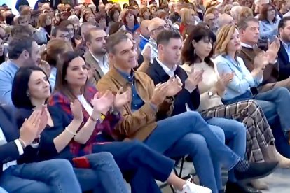 Sánchez aplaude la intervención de Martínez Mínguez en el encuentro del PSOE en León.