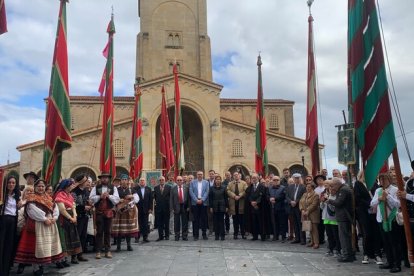 Tradicional desfile de pendones leoneses celebrando en Gijón