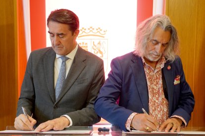 Juan Carlos Suárez-Quiñones, firma dos protocolos, uno con la Federación de Asociaciones de Sordos y otro con el Colegio de Psicólogos