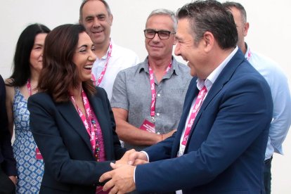 La secretaria general de UPL, Alicia Gallego, y su predecesor en el cargo, Luis Mariano Santos.