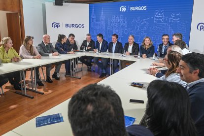 Elías Bendodo en una reunión con el PP de Burgos