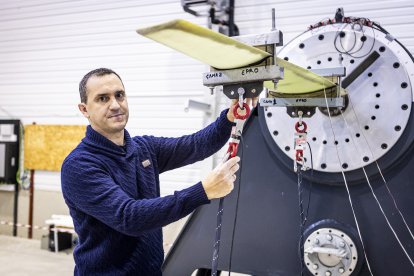 Rafael Carnicero, investigador del Ceder junto a la pala eólica fabricada para realizar el proyecto