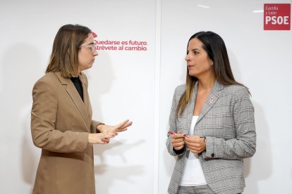 La vicesecretaria general del PSOE de Castilla y León, Nuria Rubio, y la presidenta del Consejo de la Juventud de Castilla y León, Sandra Ámez.