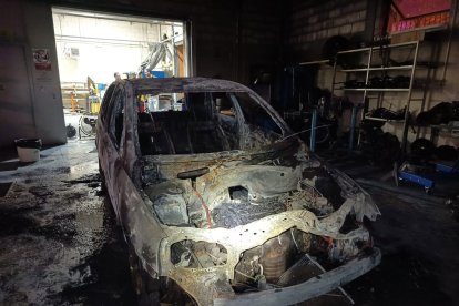 Imagen del vehículo calcinado en el Centro Pico Frentes de Soria.

Un incendio ha afectado a dos vehículos del taller de automoción del Centro Integrado de Formación Profesional Pico Frentes de Soria y afectó también a los sistemas de extracción de gases de automoción y diversos útiles del mismo.

SOCIEDAD 
AYUNTAMIENTO DE SORIA