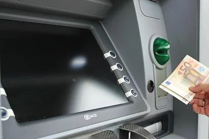 Retirada de dinero en un cajero automático.