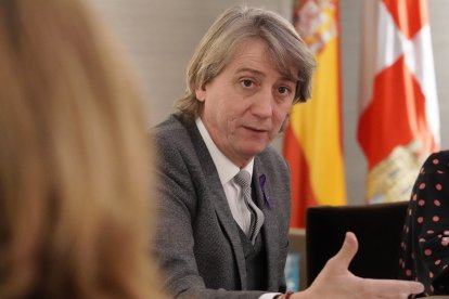 Carlos Martínez, en un momento de su reunión en las Cortes con mujeres de diferentes colectivos profesionales.