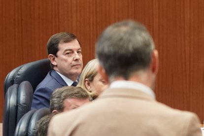 El presidente de la Junta, Alfonso Fernández Mañueco, durante el pleno de las Cortes