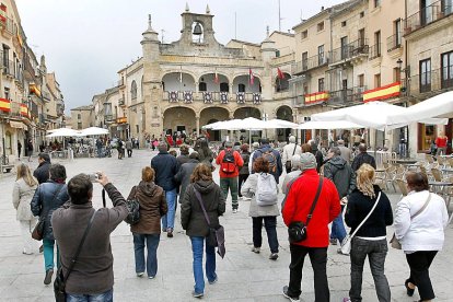 Turistas en Plaza Mayor de Ciudad Rodrigo en una foto de archivo.