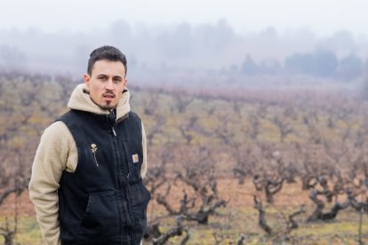 Rodrigo Martínez Martínez posa en sus viñedos.