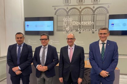 el diputado de Empleo, Antonio Labrador; el rector de la Usal, Juan Manuel Corchado; el presidente de la Diputación, Javier Iglesias; y el director general de Eurocaja Rural, Víctor Manuel Martín.
