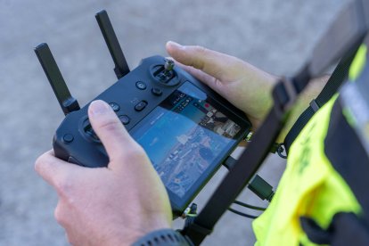 Una persona controlando un dron, en una imagen de archivo.