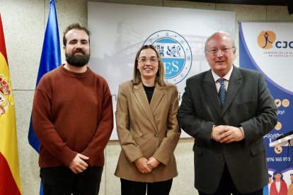 El presidente del Consejo Económico y Social de Castilla y León, Enrique Cabero, el secretario y responsable del área Socioeconómica y Derechos Humanos del Consejo de la Juventud de España, Francisco Javier Muñoz Rodríguez, y la presidenta del Consejo de la Juventud de Castilla y León, Sandra Ámez