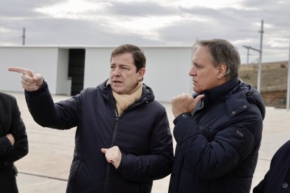 Alfonso Fernández Mañueco y Carlos García Carbayo en el puerto seco de Salamanca.