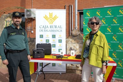 El teniente coronel jefe de la Comandancia de la Guardia Civil de Salamanca, Pedro Merino Castro, presenta un dron donado por Caja Rural de Salamanca, acompañado por su directora, Isabel Martín Arija.