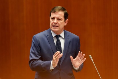 El presidente de la Junta, Alfonso Fernández Mañueco, durante su intervención en la primera jornada del pleno de las Cortes de Castilla y León.