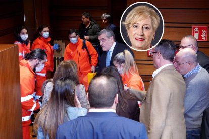 Los sanitarios atienden a Isabel Gonzalo tras sufrir un cólico nefrítico.