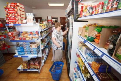 El objetivo de este proyecto es garantizar que en los pueblos siga habiendo al menos una tienda donde hacer la compra a la vez que se genera empleo, se impulsa la venta de productos locales y se contribuye a fijar población en el territorio.