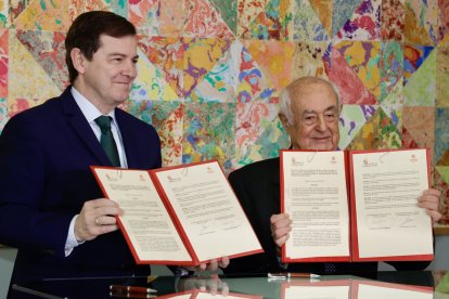 El presidente de la Junta de Castilla y León, Alfonso Fernández Mañueco, firma un protocolo de colaboración con Cáritas Interparroquial de Béjar.